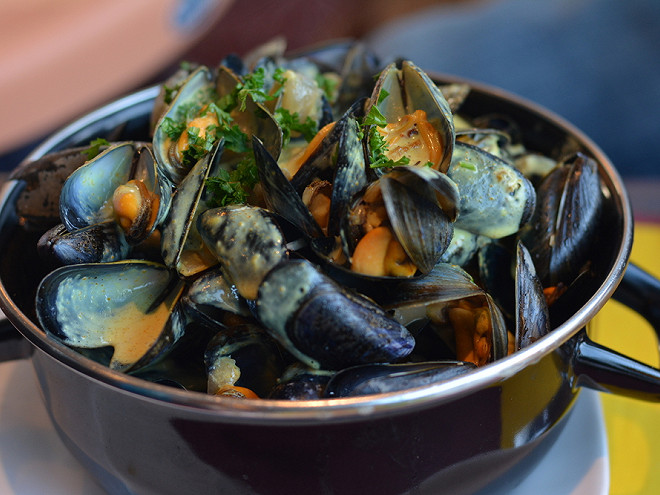 découvrez notre délicieuse recette de moules pour savourer ce classique de la cuisine française. facile à préparer, elle vous permettra de régaler vos invités avec des moules savoureuses, accompagnées d'une sauce aromatique et d'ingrédients de qualité.