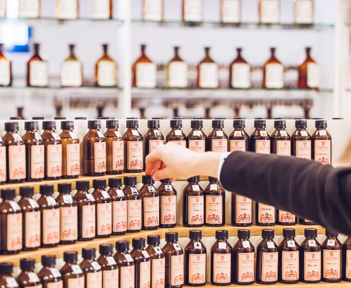 découvrez les subtilités de l'art de l'analyse des parfums. explorez les notes olfactives, les accords et les émotions véhiculées par chaque fragrance. plongez dans l'univers des senteurs pour mieux comprendre et apprécier votre parfum.