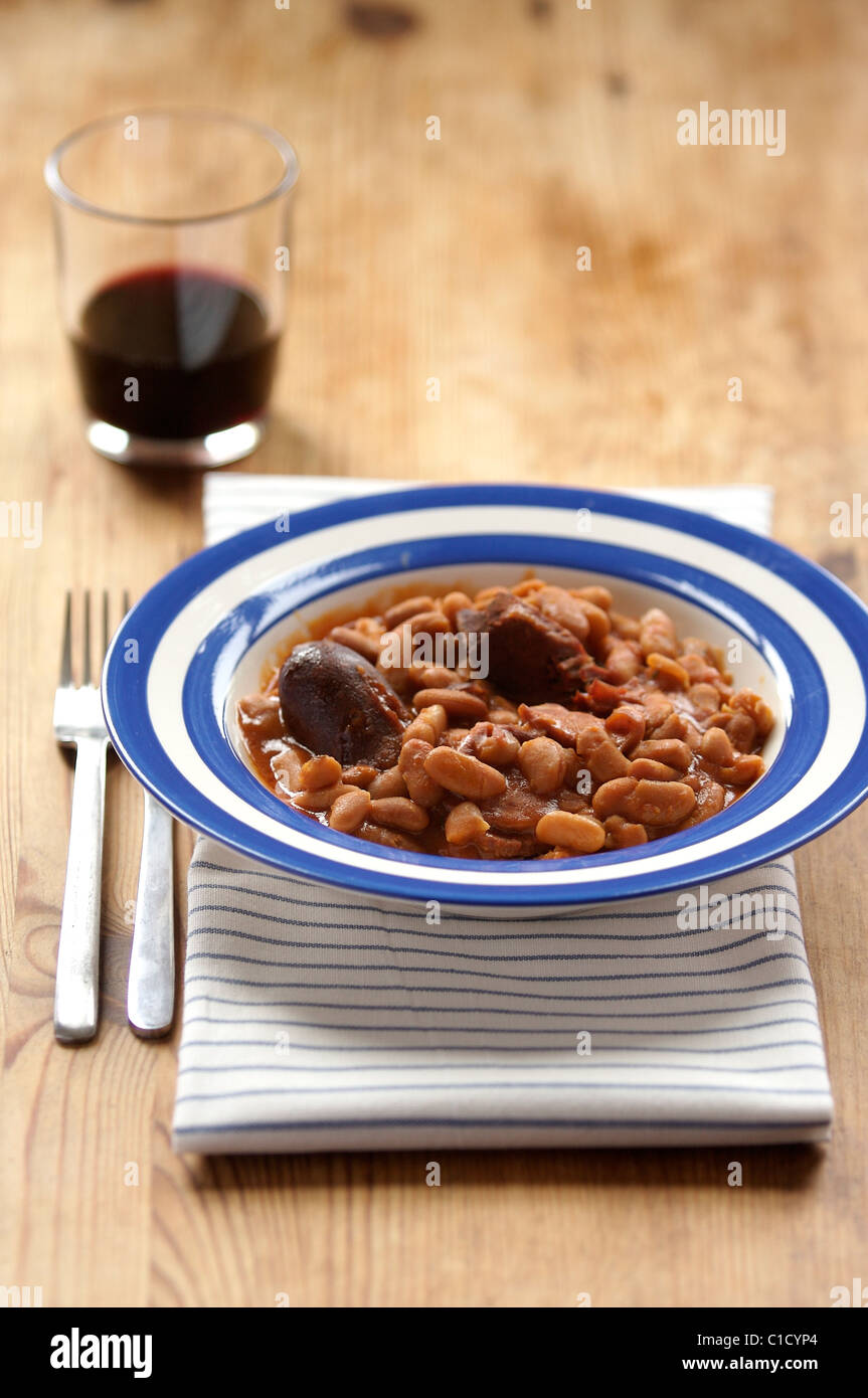 découvrez l'authentique cassoulet traditionnel, un plat réconfortant de la cuisine française, riche en saveurs et en histoires. apprenez à cuisiner ce délice à base de haricots blancs, de viande savoureuse et d'épices, pour une expérience gustative inoubliable qui réchauffe le cœur.