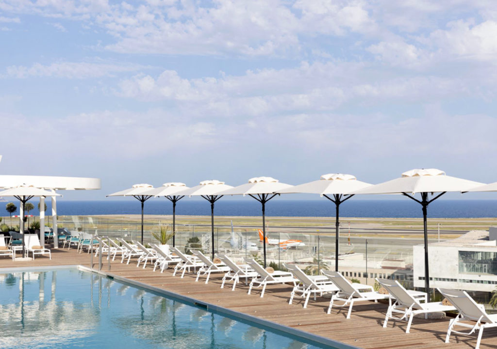 découvrez notre hôtel de luxe à nice, idéal pour une journée de détente et de bien-être. profitez de nos chambres raffinées, de services exceptionnels et d'une vue imprenable sur la côte d'azur. réservez dès maintenant pour une expérience inoubliable.