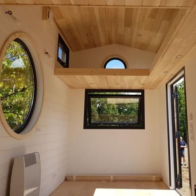 découvrez les meilleures solutions d'isolation pour votre tiny house. optimisez le confort et l'efficacité énergétique de votre petite maison grâce à des techniques adaptées et des matériaux innovants. transformez votre espace de vie en un refuge chaleureux et agréable, quelle que soit la saison.