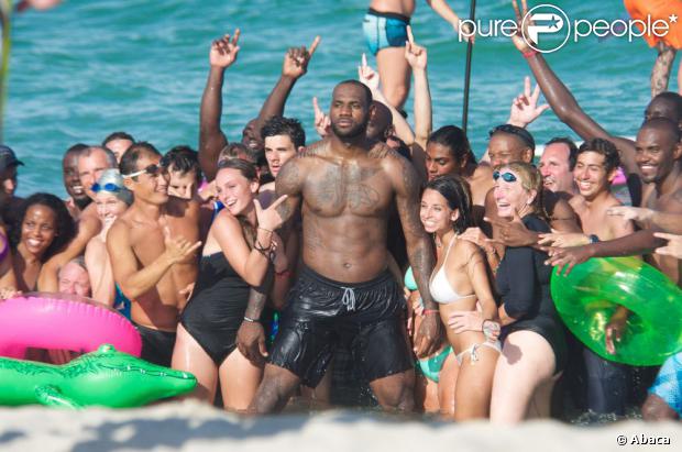 découvrez la fortune impressionnante de lebron james, l'un des plus grands basketteurs de tous les temps. plongez dans ses investissements, ses revenus et son impact hors du terrain.