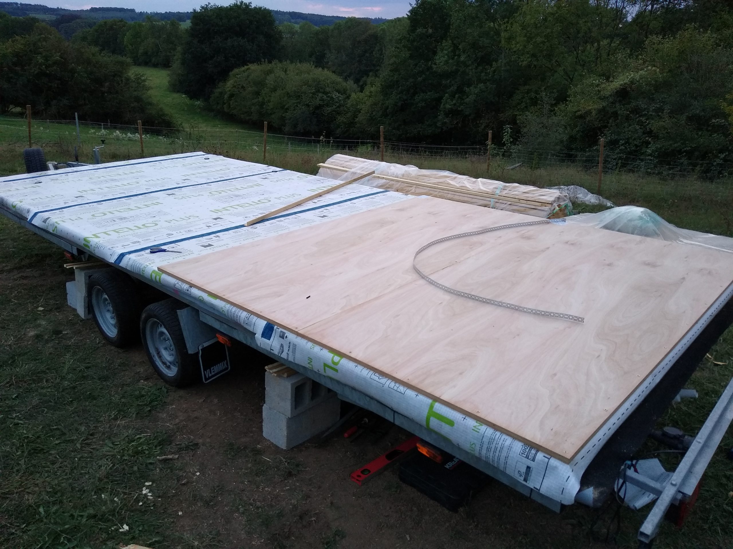 découvrez nos conseils pratiques pour aménager le plancher de votre tiny house. optimisez l'espace et la fonctionnalité tout en ajoutant du confort et du style à votre habitat miniature.
