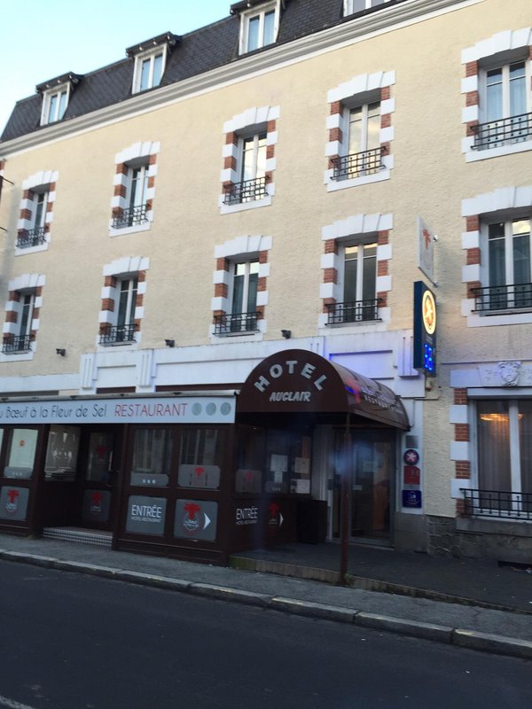 découvrez la réouverture tant attendue du bar-restaurant à moutier d'ahun. profitez d'une ambiance conviviale, d'un menu savoureux et d'un service chaleureux. venez goûter nos spécialités dans un cadre agréable !