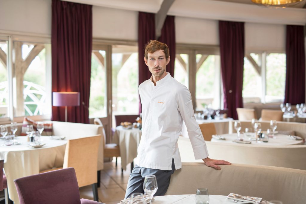 découvrez l'expérience culinaire unique d'un restaurant emblématique à deauville, où tradition et modernité se rencontrent dans un cadre raffiné. savourez des plats élaborés à partir des meilleurs produits locaux, le tout dans une ambiance chaleureuse et conviviale.
