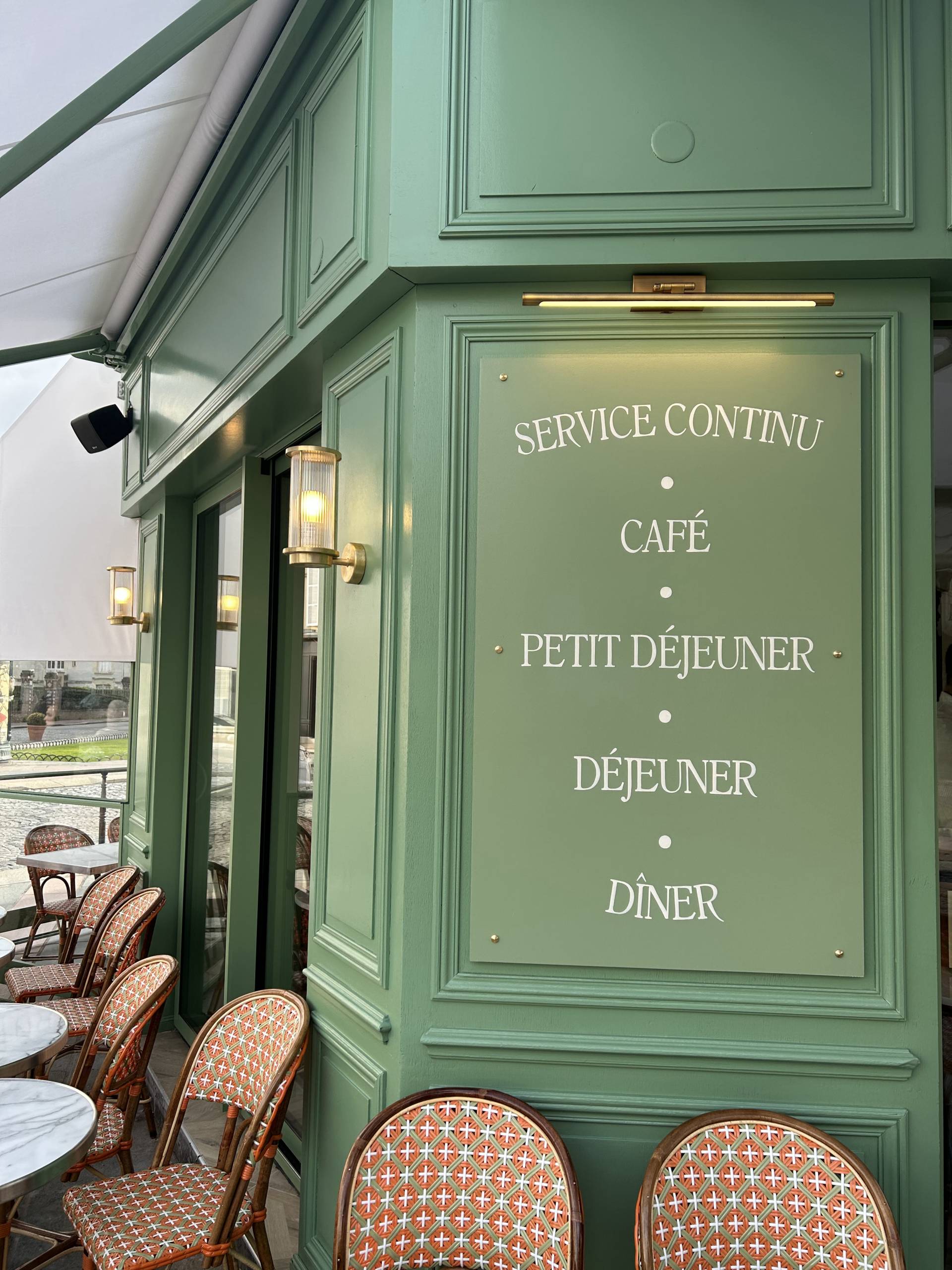 découvrez l'expérience culinaire ultime au restaurant emblématique de deauville, où tradition et modernité se rencontrent pour vous offrir des plats savoureux dans un cadre raffiné. que vous soyez en quête d'une ambiance romantique ou d'un repas en famille, notre menu varié saura ravir toutes vos envies.
