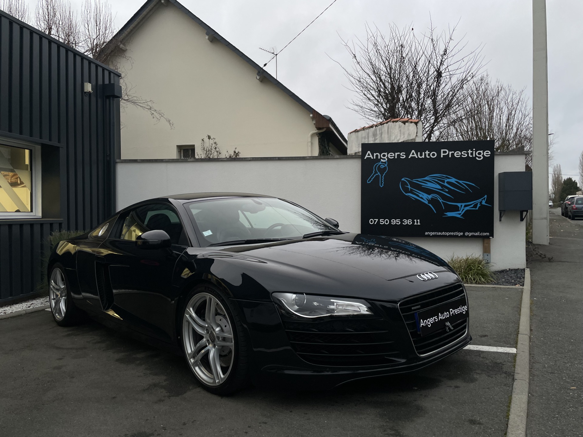 découvrez notre sélection exclusive de voitures de luxe à angers. que vous recherchiez une berline élégante ou un suv performant, notre showroom vous propose les modèles les plus prestigieux du marché. vivez l'expérience de conduite ultime et réalisez votre rêve automobile.