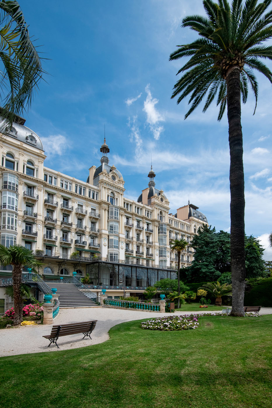 découvrez l'hôtel regina à nice, un élégant établissement offrant un cadre chaleureux et raffiné pour vos séjours sur la côte d'azur. profitez de chambres confortables, d'une vue imprenable sur la mer méditerranée et d'un service impeccable dans un emplacement idéal, près des attractions locales.