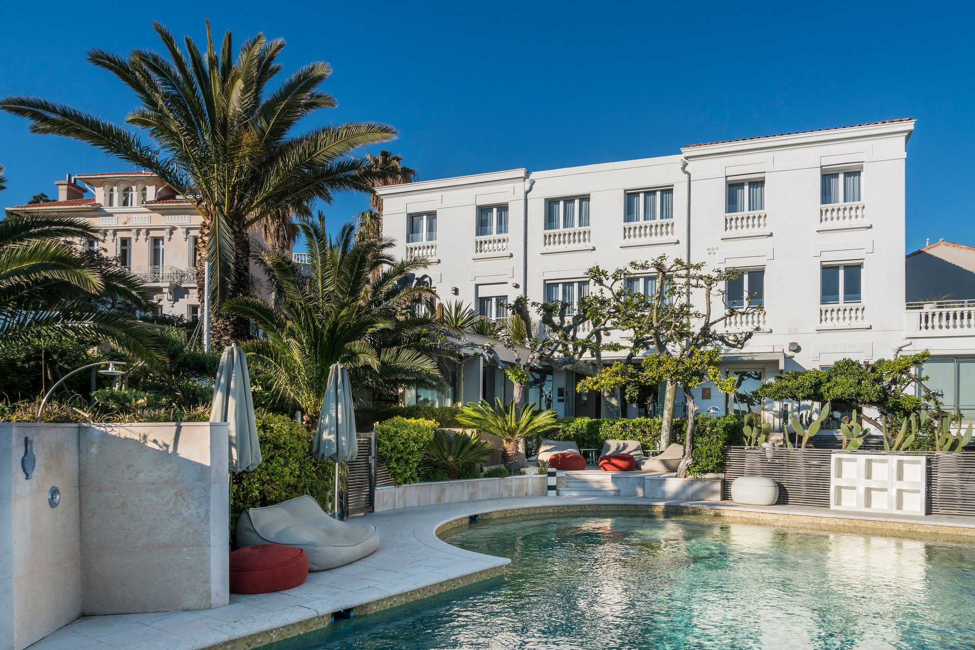 découvrez le palm hôtel à nice, un établissement de charme idéalement situé près de la promenade des anglais. profitez de chambres confortables, d'un service chaleureux et d'une atmosphère accueillante dans l'une des plus belles villes de la côte d'azur.