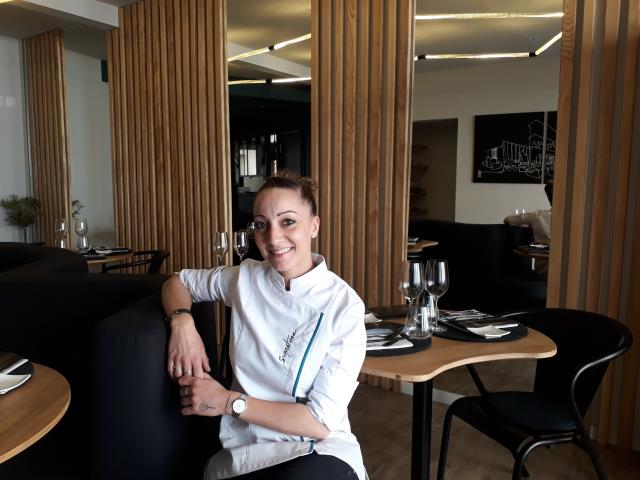 découvrez auffo, le restaurant innovant de coline faulquier, où la cuisine française rencontre la créativité. savourez des plats raffinés préparés avec passion et des ingrédients locaux de saison dans une ambiance chaleureuse et accueillante. réservez votre table dès aujourd'hui pour une expérience culinaire inoubliable.