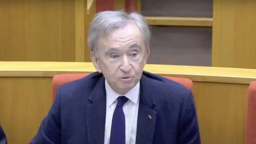 découvrez les méandres de la chute de bernard arnault, un parcours fascinant au cœur du monde du luxe, révélant les défis et controverses qui ont marqué la carrière de l'homme d'affaires le plus influent de notre époque.