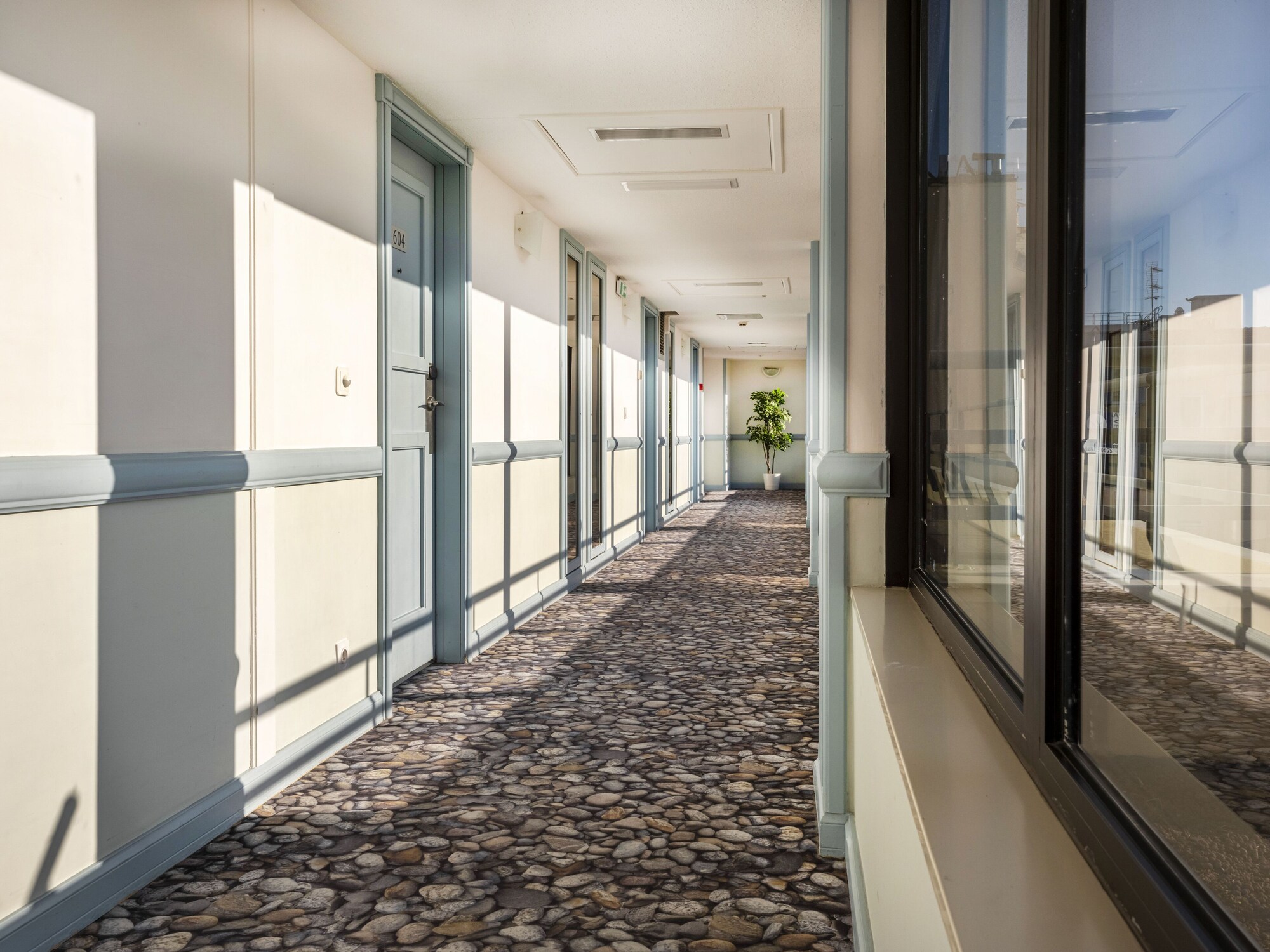 réservez votre séjour à l'hôtel nice riviera et profitez d'un confort inégalé au cœur de la côte d'azur. découvrez des chambres élégantes, des services de qualité et une proximité avec les plages et attractions locales. votre escapade ensoleillée vous attend!