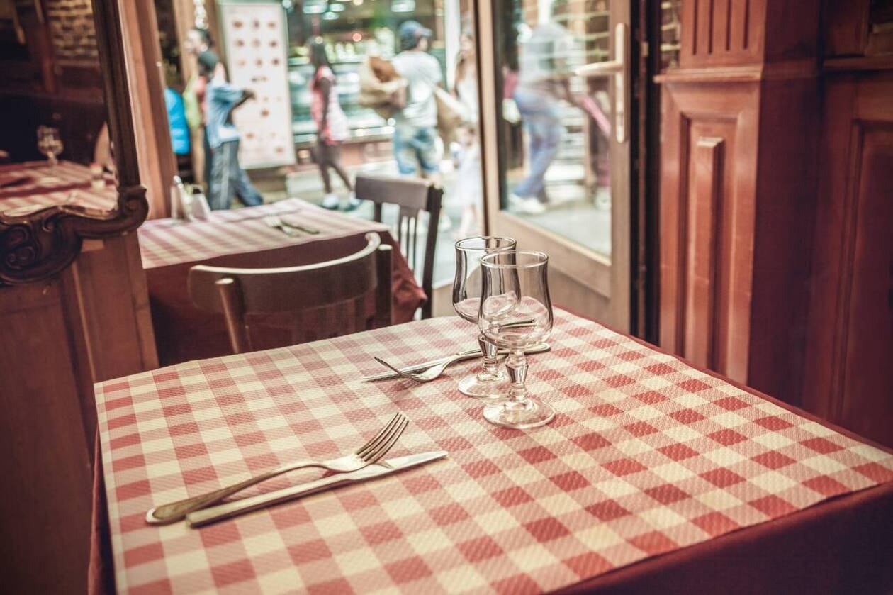 découvrez comment un restaurant en difficulté peut surmonter ses défis grâce à des stratégies innovantes, un service à la clientèle exceptionnel et une cuisine de qualité. apprenez les clés pour redresser votre établissement et attirer de nouveaux clients.