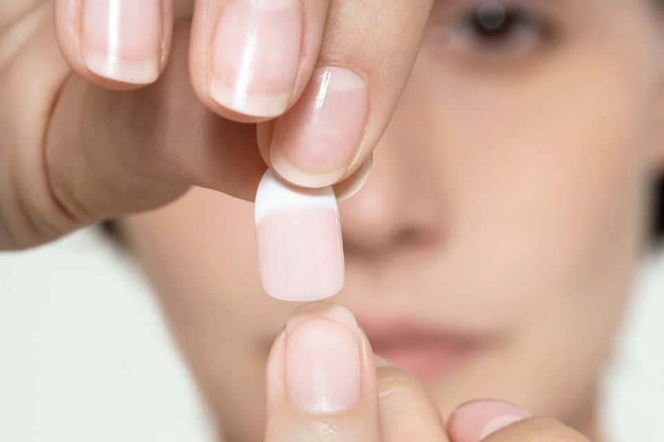 découvrez nos conseils pratiques pour enlever efficacement la colle des faux ongles sans abîmer vos ongles naturels. suivez notre guide étape par étape pour un retrait en douceur et en toute sécurité.