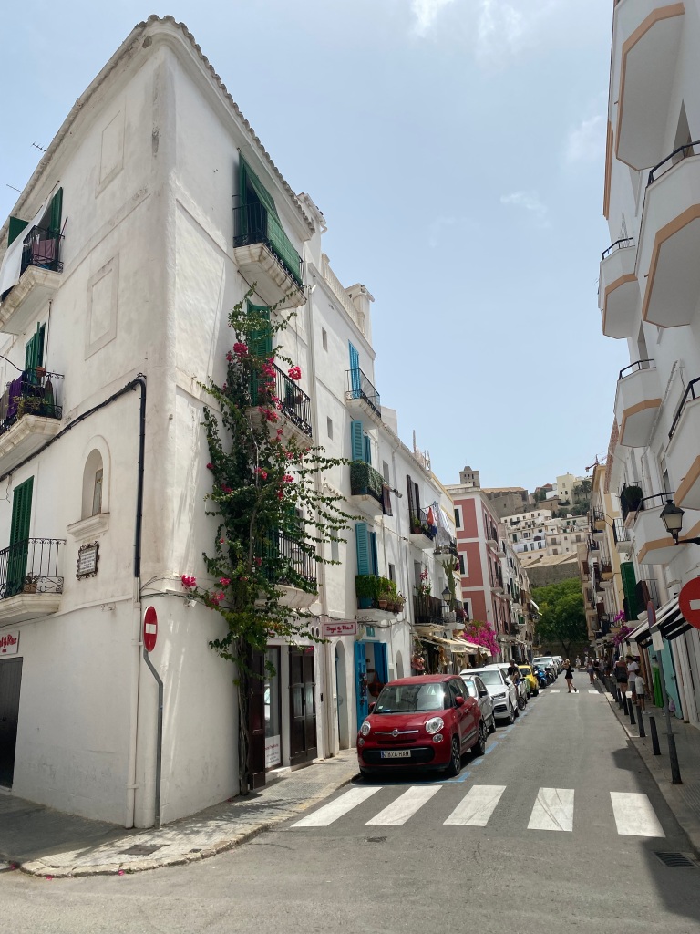 découvrez l'itinéraire idéal pour des vacances en famille à ibiza ! explorez des plages magnifiques, des attractions adaptées aux enfants et des activités divertissantes pour tous les âges. profitez d'une expérience inoubliable dans cette île baléare, alliant détente et aventures en famille.