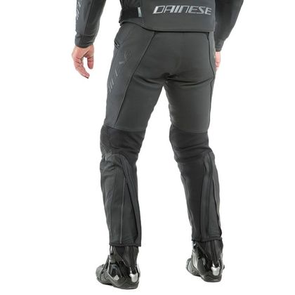découvrez le pantalon moto dainese, alliant confort et sécurité pour les amateurs de sensations fortes. conçu avec des matériaux de haute qualité, il offre une protection optimale sans sacrifier le style. parfait pour les trajets quotidiens ou les escapades sur la route, ce pantalon est le choix idéal pour les motards exigeants.