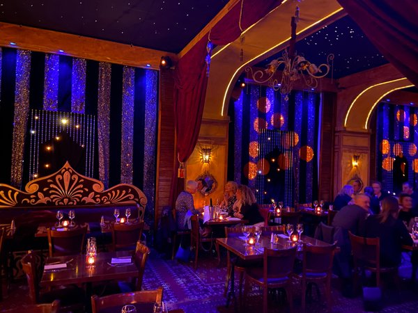 découvrez les meilleurs restaurants de bordeaux en gironde, où la gastronomie locale rencontre l'élégance. savourez des plats raffinés et authentiques dans un cadre enchanteur, idéal pour vos dîners en amoureux ou vos repas en famille.