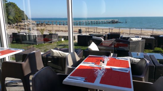découvrez notre restaurant avec vue imprenable sur la mer, où chaque plat est une invitation au voyage. savourez des spécialités culinaires préparées avec soin tout en profitant d'un cadre idyllique au bord de l'eau.