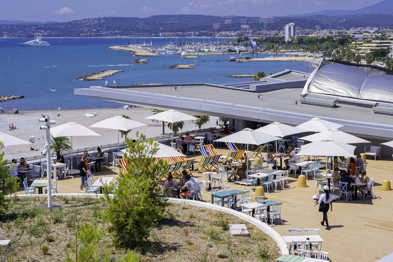 découvrez notre restaurant avec une vue imprenable sur la mer. savourez des plats délicieux préparés avec des ingrédients frais tout en profitant d'un cadre idyllique. une expérience culinaire inoubliable vous attend, que ce soit pour un dîner romantique ou une sortie en famille.