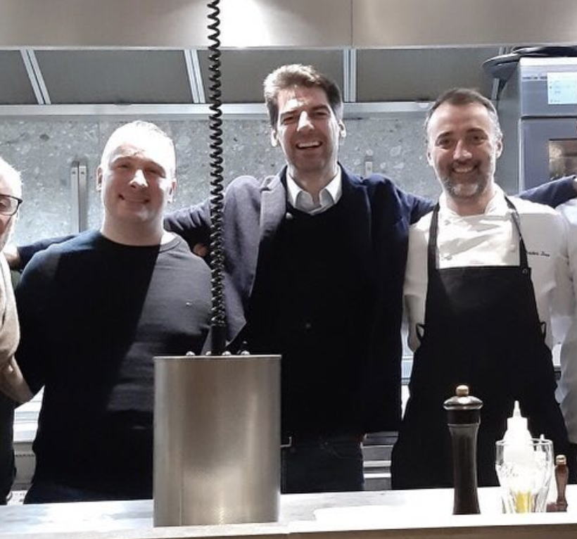 découvrez le rooster à paris, un endroit convivial où se mêlent gastronomie française et ambiance chaleureuse. profitez d'une expérience culinaire unique au cœur de la capitale, avec des plats faits maison et une sélection de vins raffinés.
