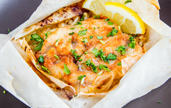découvrez une recette délicieuse et saine de saumon en papillote, où le poisson est cuit à la perfection avec des aromates et des légumes frais, préservant toute sa saveur et ses nutriments. idéale pour un repas rapide et savoureux.