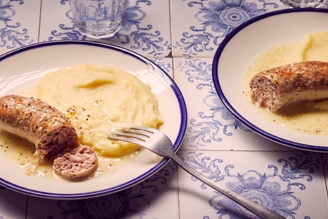 découvrez notre délicieuse recette d'andouillettes à la moutarde, cuites au four pour un goût savoureux et authentique. parfaites pour un repas convivial, cet plat mettra en valeur la tradition culinaire française avec une touche de modernité.