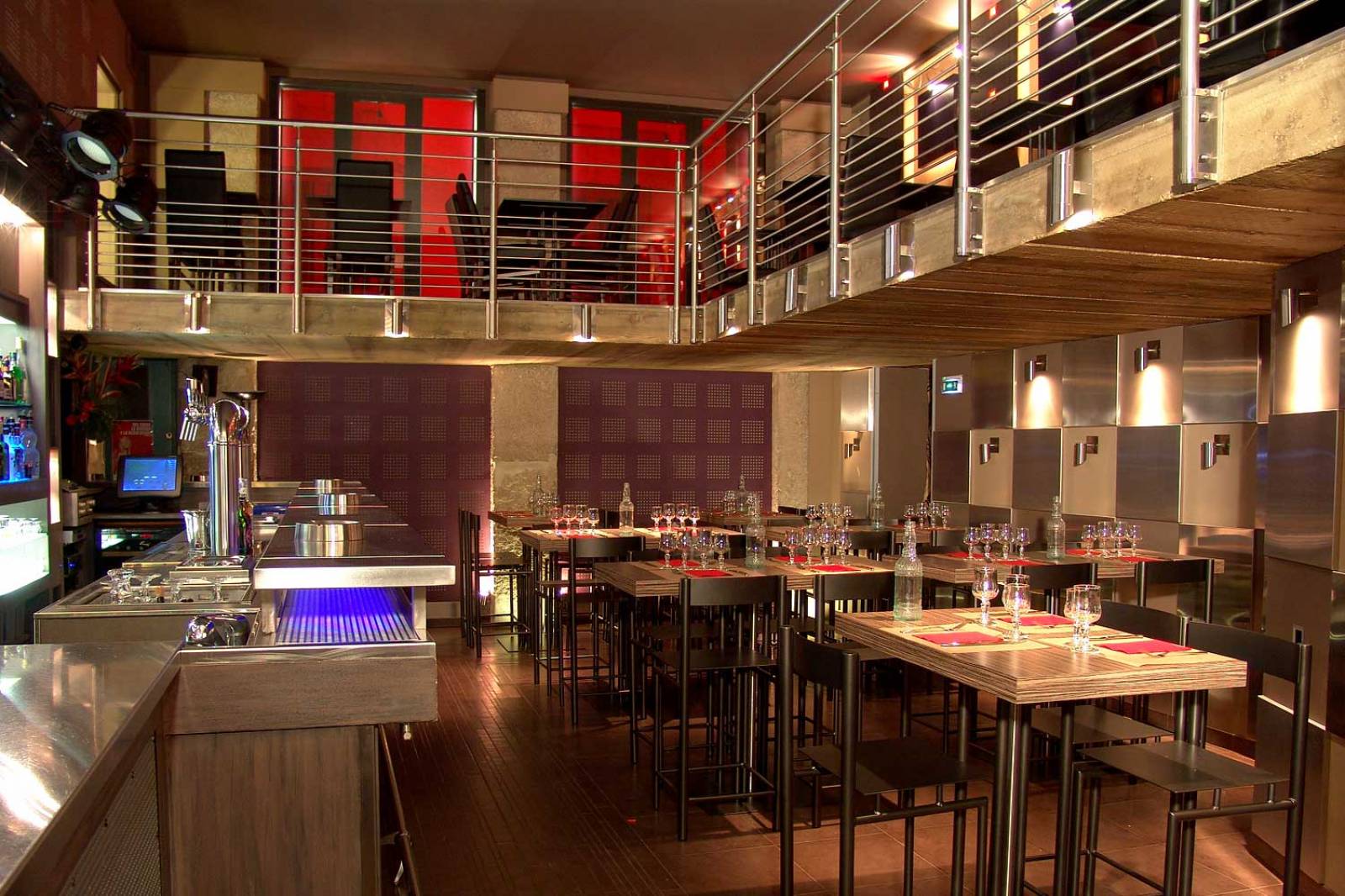 découvrez notre bar-restaurant récemment rénové, alliant une ambiance chaleureuse à une cuisine raffinée. profitez d'une expérience unique avec des plats élaborés à partir de produits frais, un service attentif et une sélection de boissons variées. idéal pour vos soirées entre amis ou vos repas en famille.