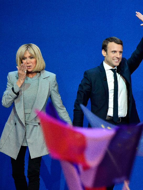découvrez le style audacieux de brigitte macron, qui a choisi un élégant tailleur en cuir pour rendre hommage à thierry ardisson lors de ses funérailles. un moment marquant où mode et respect se rejoignent.