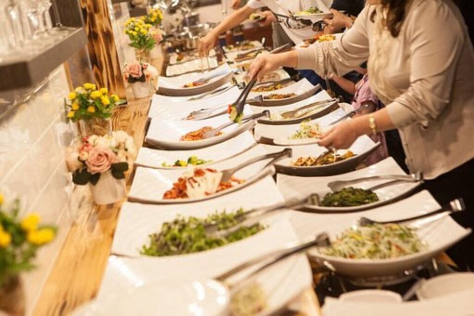 découvrez notre nouveau buffet, un mélange exquis de saveurs et de créativité culinaire. profitez d'une sélection variée de plats fraîchement préparés, idéaux pour toutes vos occasions spéciales. venez savourer une expérience gastronomique inoubliable!