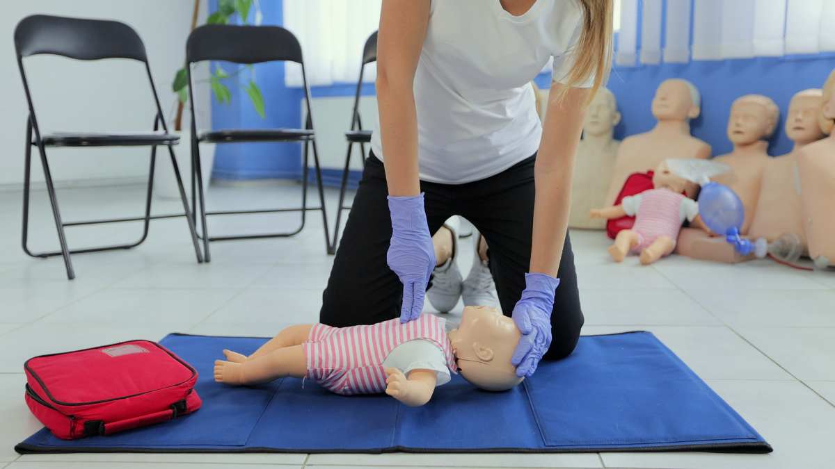 découvrez quand effectuer 15 ou 30 compressions lors d’un massage cardiaque, selon l’âge de la victime et les recommandations officielles. guide pratique pour gestes de premiers secours efficaces.