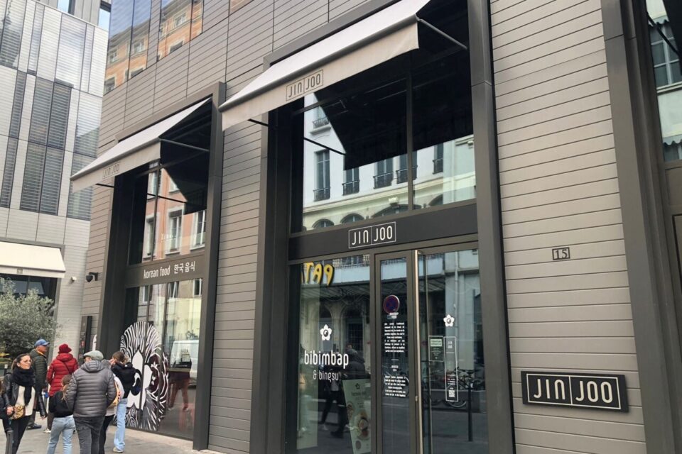 découvrez comment un restaurant en difficulté peut se redresser grâce à des stratégies innovantes et à un service client exceptionnel. explorez des conseils pratiques pour attirer de nouveaux clients et améliorer l'expérience culinaire.