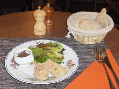 découvrez notre restaurant de fouées à angers, où tradition et saveurs se rencontrent. savourez nos délicieuses fouées cuites au feu de bois, accompagnées d'une sélection de produits locaux et d'une ambiance conviviale. réservez votre table dès aujourd'hui et vivez une expérience culinaire unique !