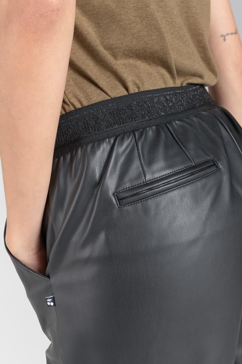 découvrez notre collection de pantalons en simili cuir m&s : élégance et confort pour un look tendance au quotidien. parfaits pour toutes les occasions, ces pantalons sont indispensables dans votre garde-robe.