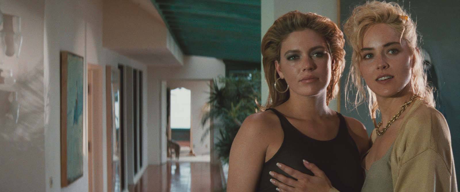 découvrez les confidences de sharon stone sur son rôle culte dans basic instinct et son audace à 67 ans, notamment avec la tendance 'no pants'.