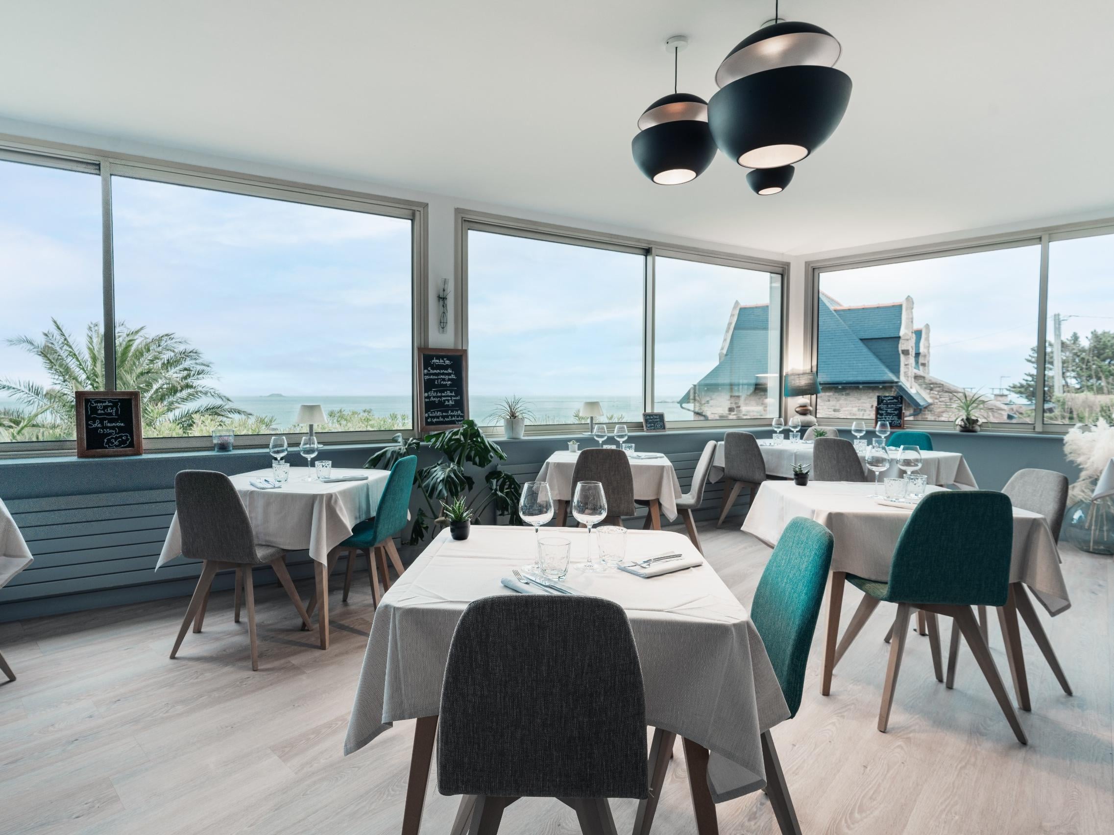 annonce de la fermeture définitive d’un restaurant spécialisé en fruits de mer à perros-guirec, offrant des informations sur les raisons et les alternatives locales.