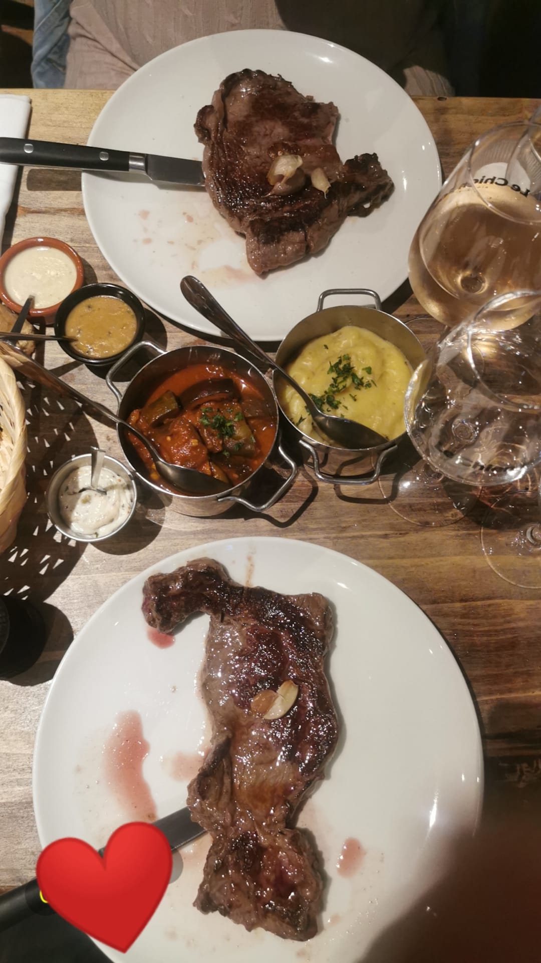 découvrez les délicieux hot-dogs du chien chaud d'orléans, disponibles en restaurant et sur les marchés français. des saveurs authentiques pour tous les amateurs de street food.