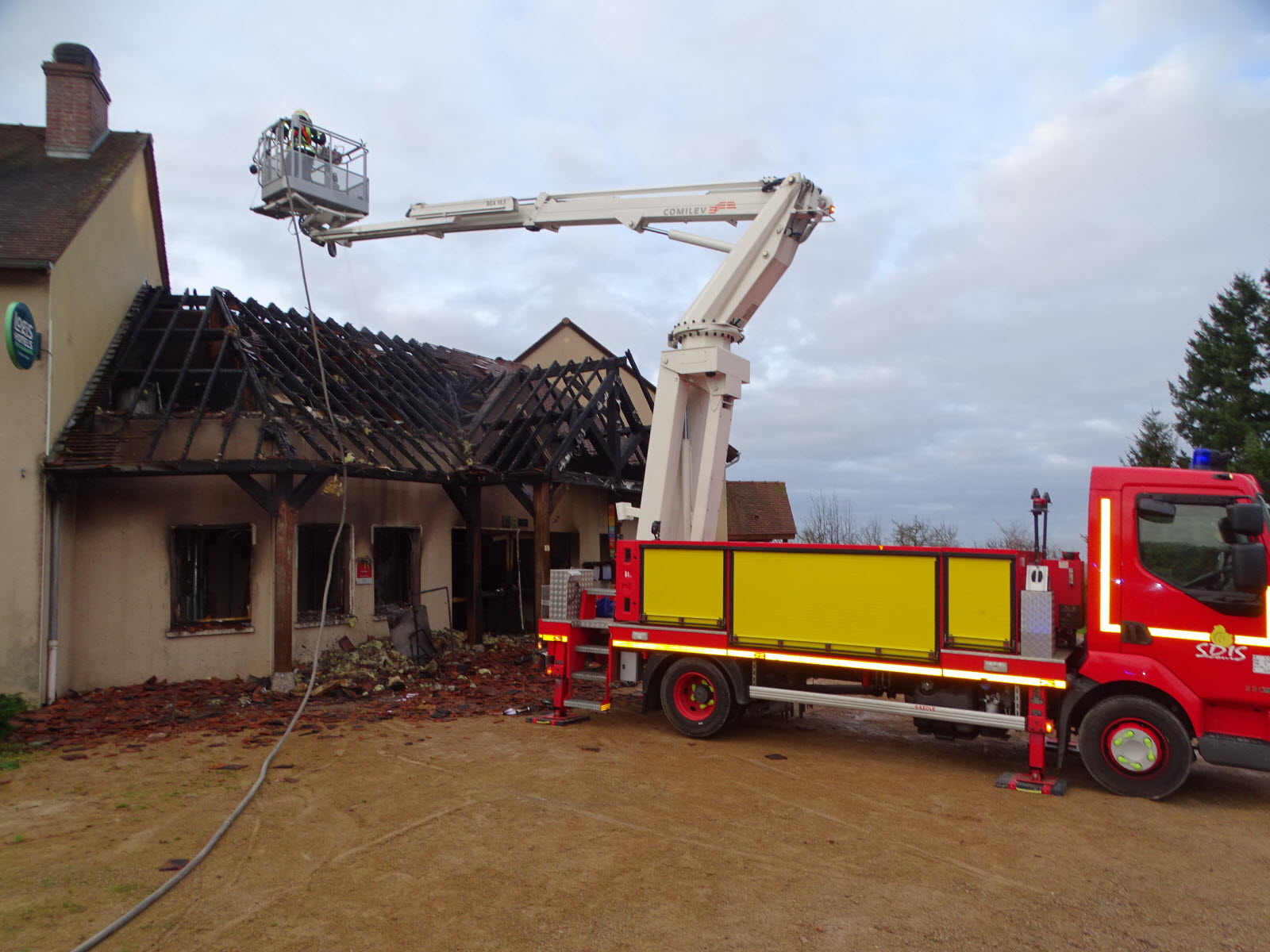 incendie au restaurant côté lac à ussel : fermeture temporaire du site. suivez les mises à jour sur la situation et les mesures prises.