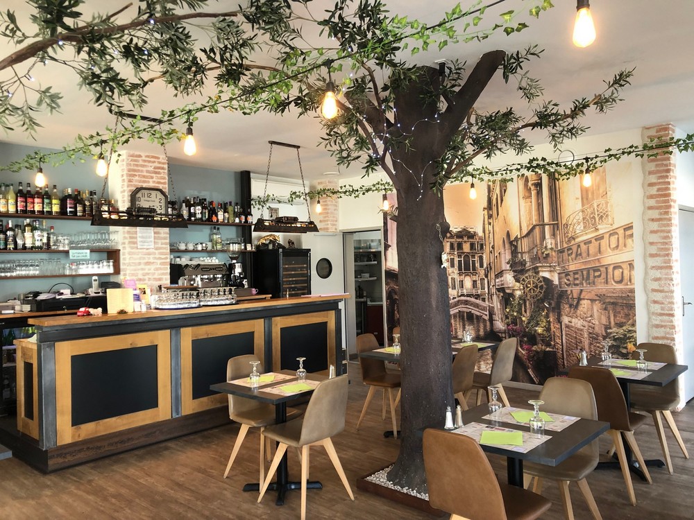 à nérac, une boîte de nuit a été remplacée par un café-restaurant, offrant un nouvel espace convivial pour se détendre et partager des repas dans une ambiance chaleureuse.