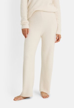 découvrez notre pyjama pantalon blanc sur-mesure, alliant confort et élégance pour des nuits paisibles et un style personnalisé.
