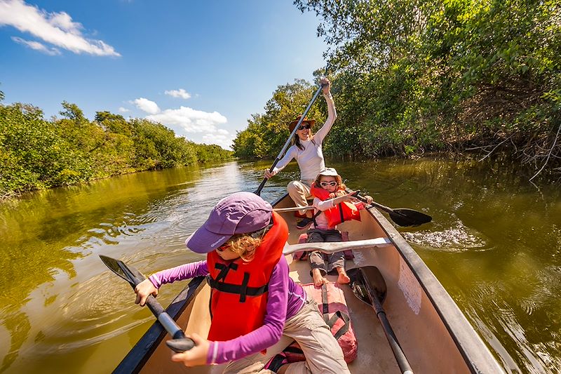 découvrez notre guide complet pour un road trip en famille en floride, avec des activités adaptées à tous les âges, des plages paradisiaques aux parcs d'attractions incontournables.