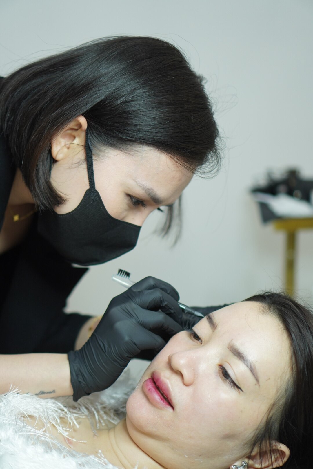 découvrez comment les sourcils tatoués au vietnam symbolisent la chance et s'harmonisent avec les principes du feng shui pour attirer énergie positive et bien-être.