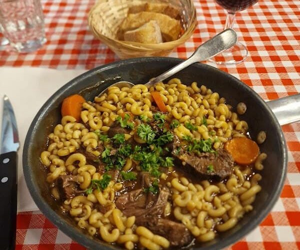 découvrez le nouveau restaurant bouillon aux halles de carcassonne, offrant une cuisine authentique et savoureuse dans un cadre convivial.