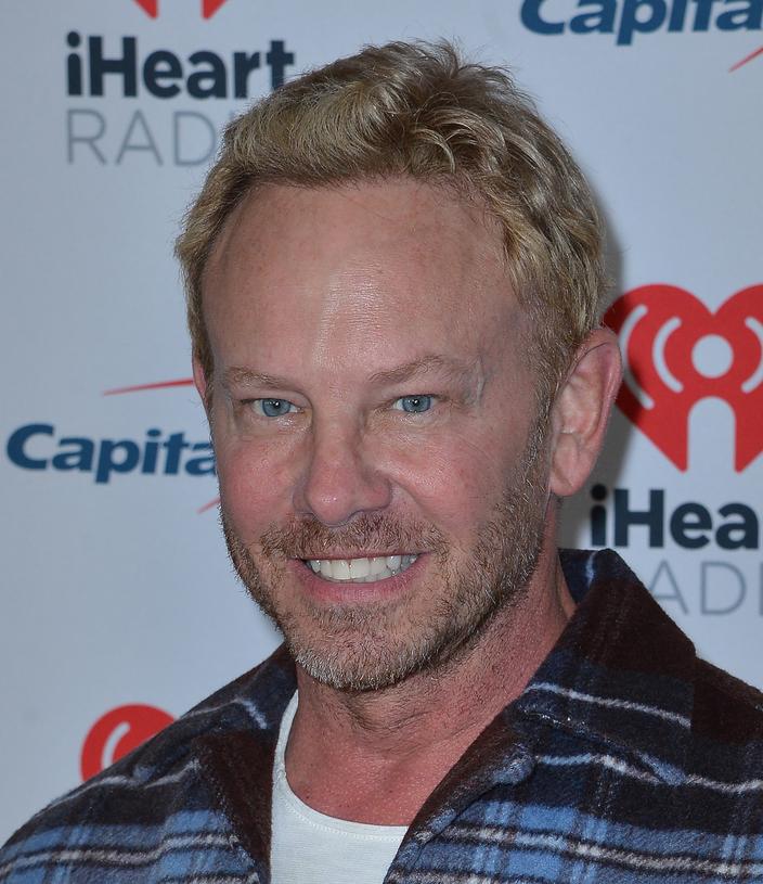 découvrez la fortune d'ian ziering, acteur célèbre connu pour son rôle dans 'beverly hills, 90210', et explorez son parcours professionnel et ses réussites financières.