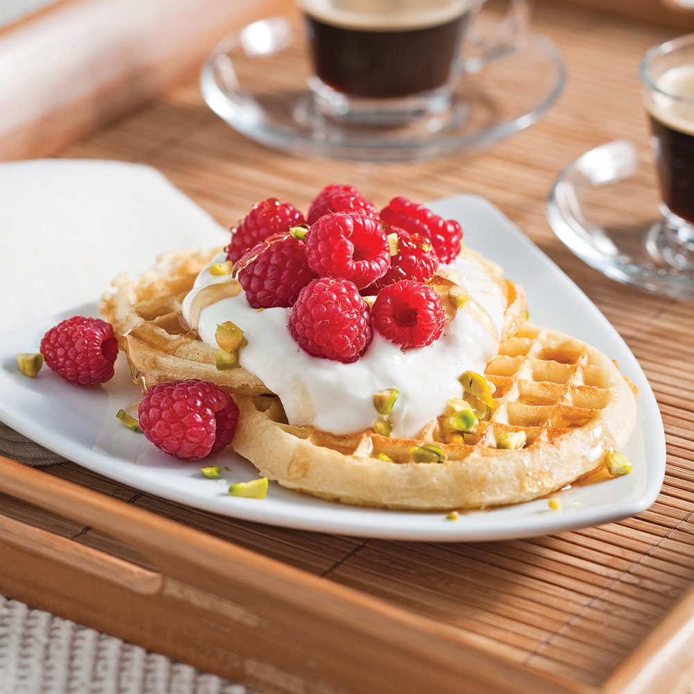 découvrez notre délicieuse recette de gaufres au chocolat blanc, garnies de framboises fraîches et d'une touche de basilic pour une saveur originale et raffinée.