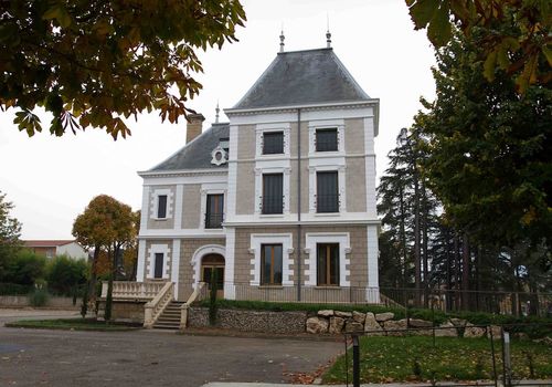 découvrez l'hôtel éclosion à saint-paul-en-jarez, récemment rénové, offrant des chambres confortables et une piscine pour un séjour agréable et relaxant.