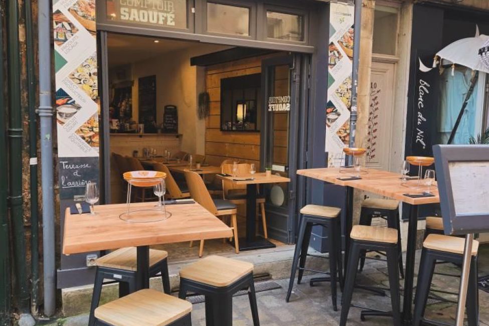 découvrez notre restaurant étroit et convivial, un lieu chaleureux où la proximité crée une ambiance intime et authentique, parfaite pour partager un repas inoubliable.