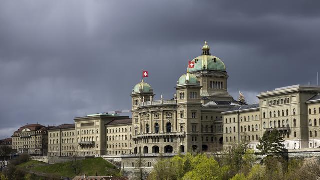découvrez comment le top 1 % des suisses détient la moitié du patrimoine national, révélant les inégalités économiques en suisse.