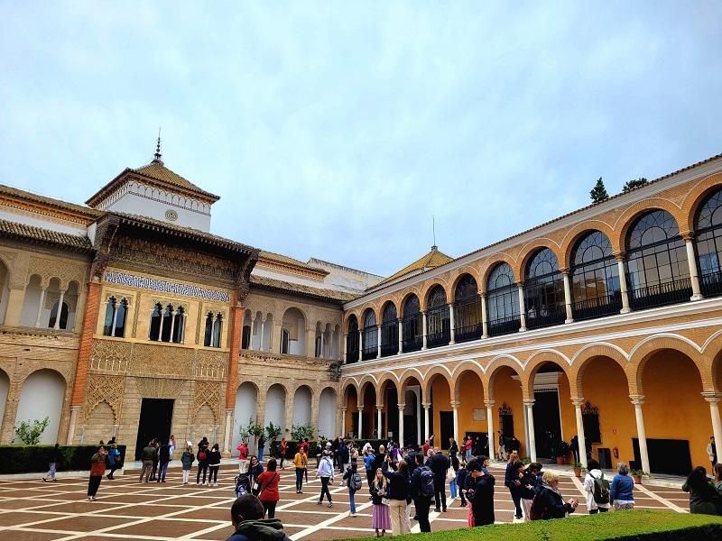 découvrez comment visiter l'alcázar de séville en famille ; profitez d'une expérience culturelle enrichissante adaptée à tous les âges, avec conseils pratiques pour une visite agréable et mémorable.
