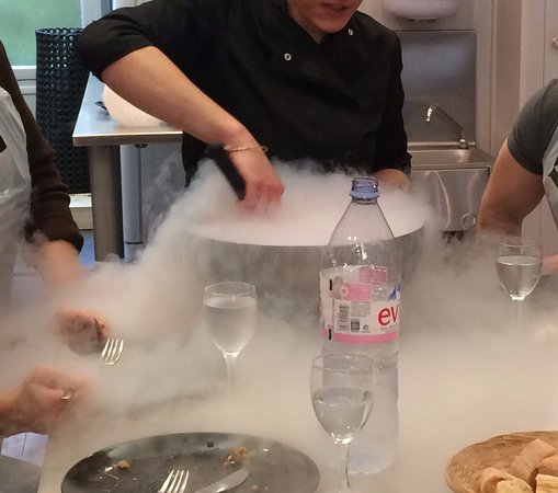 découvrez comment utiliser l'azote liquide en cuisine moléculaire pour créer des plats innovants et surprenants grâce à des techniques culinaires avancées.