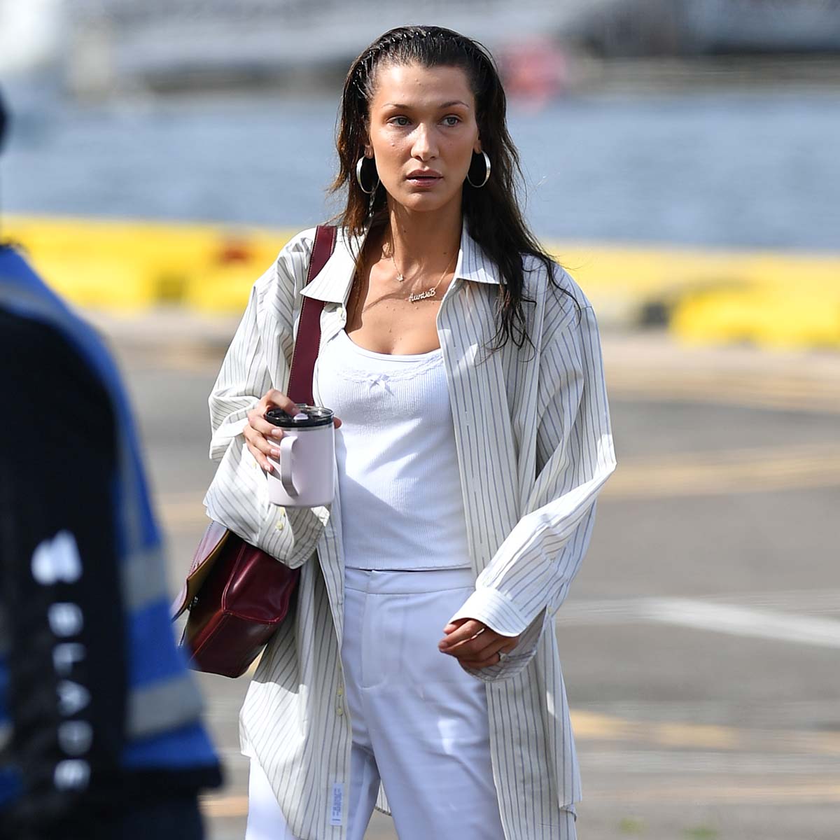 découvrez comment adopter le style bella hadid ce printemps en portant le pantalon capri avec élégance et modernité. astuces mode et inspirations pour un look tendance et frais.
